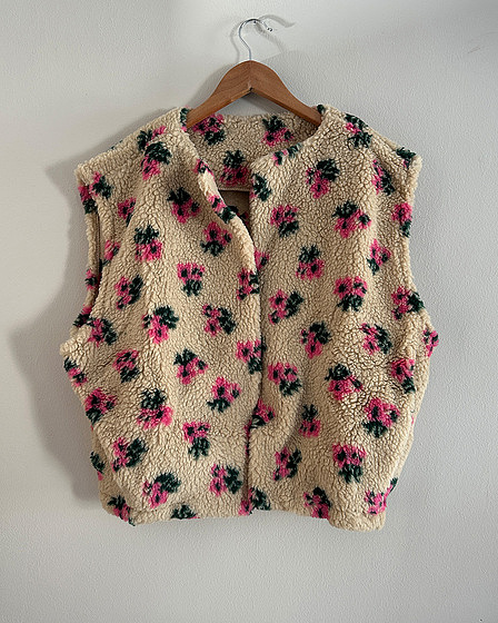 Teddyfell-Weste mit Blumenmuster in beige