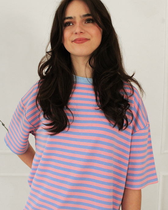 Gestreiftes oversize T-Shirt in hellblau und rosa