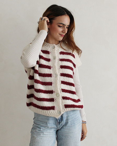 Gestreifte Strickweste in bordeauxrot und beige
