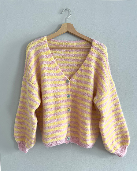 Rosa-gelb gestreifte Strickjacke für Damen