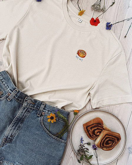 Hej T-shirt with cinnamon roll in beige for women