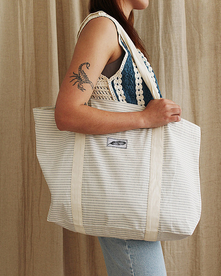 Gestreifte Shopping Bag in weiß und blau