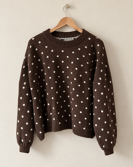 Strickpullover mit Punkten in dunkelbraun und weiß