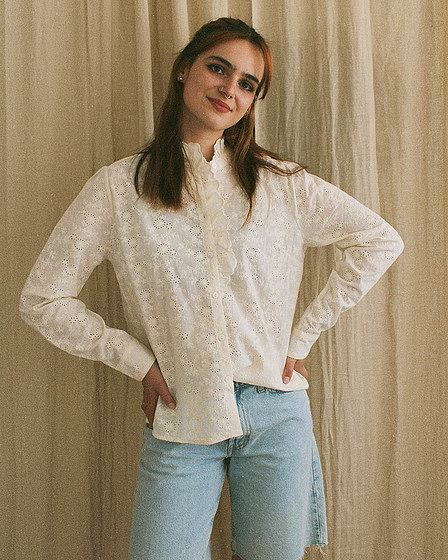 Bluse mit Blumen-Lochstickerei in Ecru