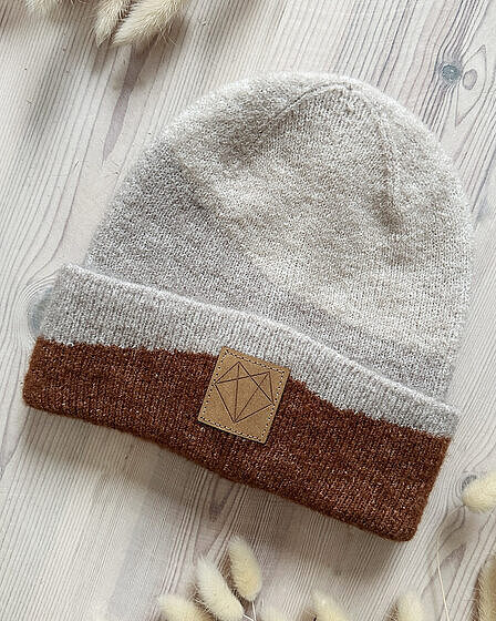 Beanie with wave pattern in beige, brown and light grey