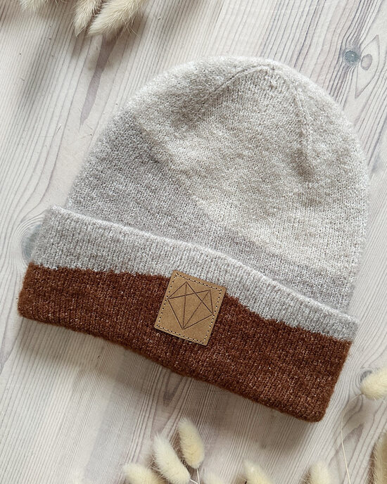 Beanie with wave pattern in beige, brown and light grey
