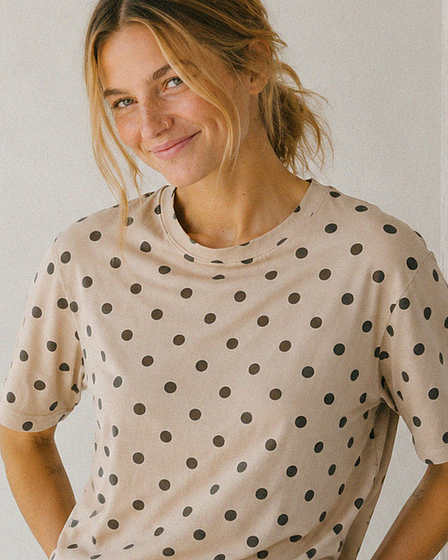 Polka Dot T-Shirt in beige mit dunkelbraunen Punkten