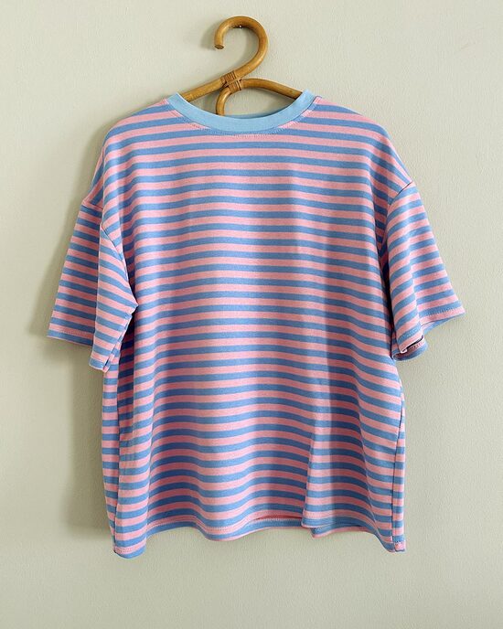Gestreiftes oversize T-Shirt in hellblau und rosa