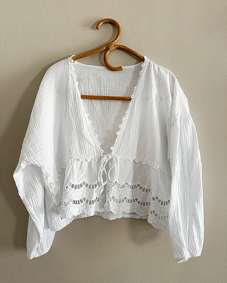 Musselinbluse in weiss mit Stickdetails