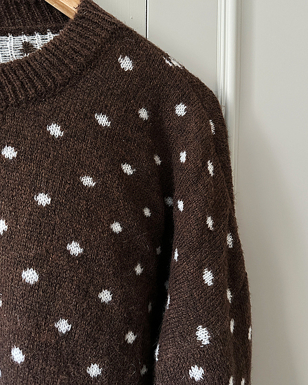 Strickpullover mit Punkten in dunkelbraun und weiß