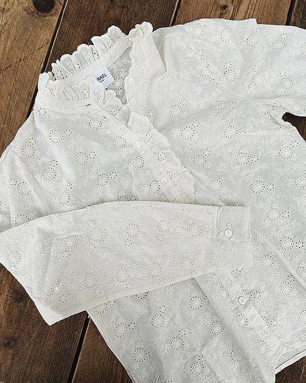 Bluse mit Blumen-Lochstickerei in Ecru