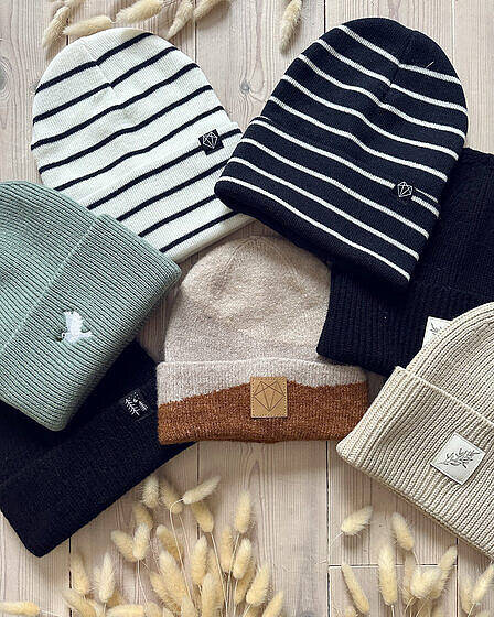 Striped hat in dark blue and white