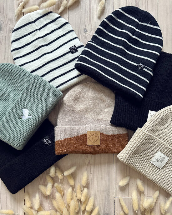 Striped hat in dark blue and white