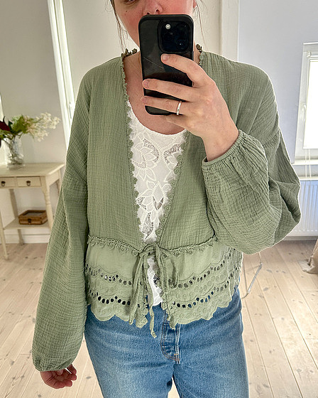 Musselinbluse zum binden in graugrün für Damen