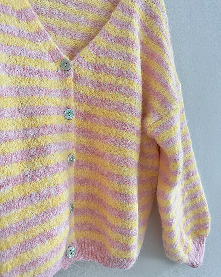Rosa-gelb gestreifte Strickjacke für Damen
