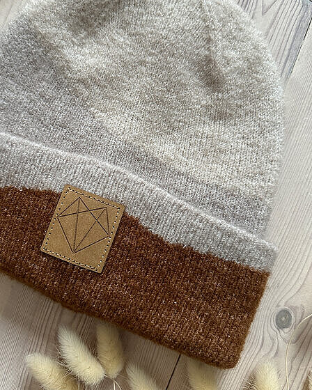 Beanie with wave pattern in beige, brown and light grey