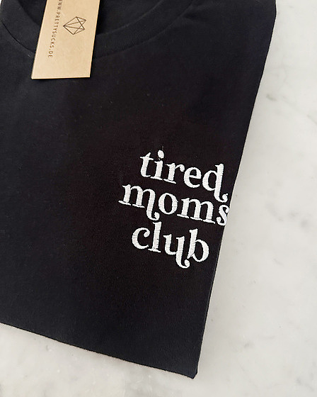 Besticktes Tired Moms Club T-Shirt in schwarz