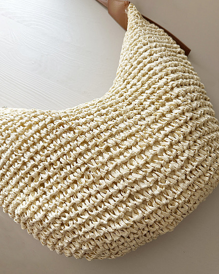 Bananenförmige Schultertasche aus Bast
