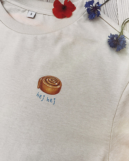 Hej T-shirt with cinnamon roll in beige for women