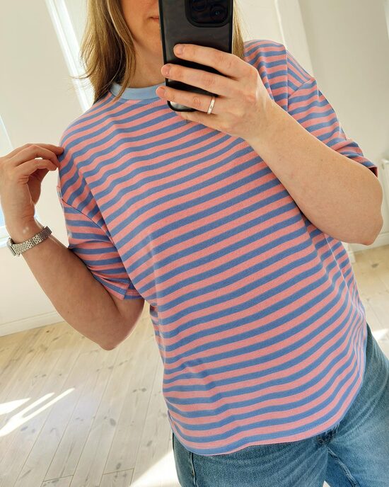 Gestreiftes oversize T-Shirt in hellblau und rosa