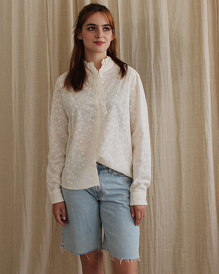 Bluse mit Blumen-Lochstickerei in Ecru