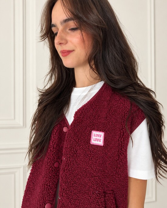 Teddy-Weste mit Love-Patch in Burgundy