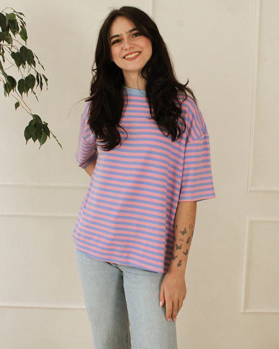 Gestreiftes oversize T-Shirt in hellblau und rosa
