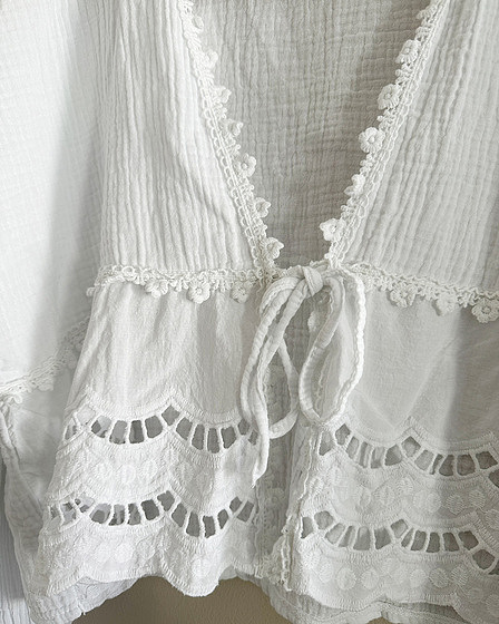 Musselinbluse in weiss mit Stickdetails