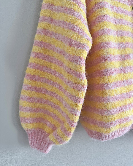 Rosa-gelb gestreifte Strickjacke für Damen