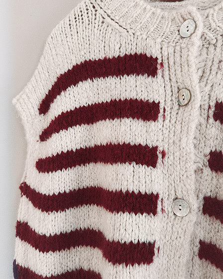 Gestreifte Strickweste in bordeauxrot und beige