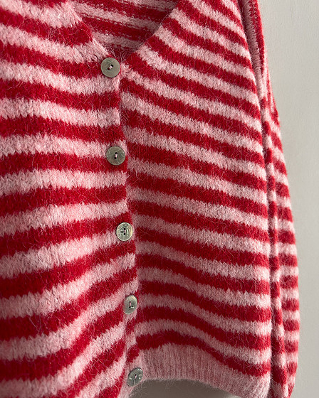 Rosa-rot gestreifte Strickjacke für Damen